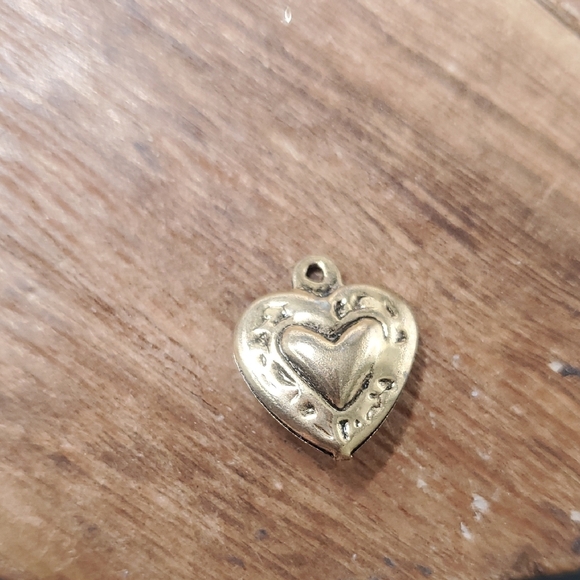 Gold Heart Pendant Charm - Picture 1 of 2